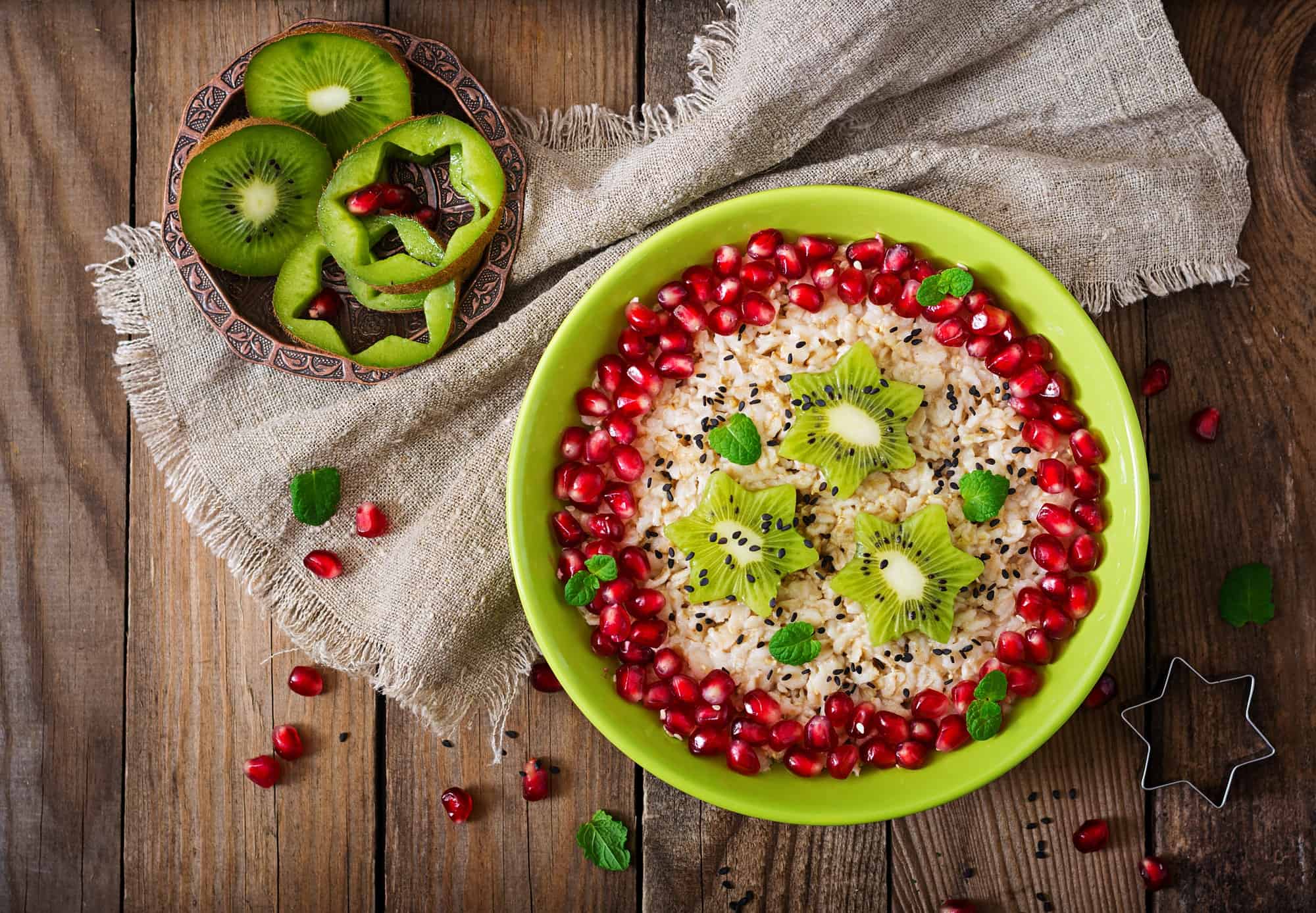 Tasty and healthy oatmeal porridge with fruit, berry and flax seeds healthy late night snacks.