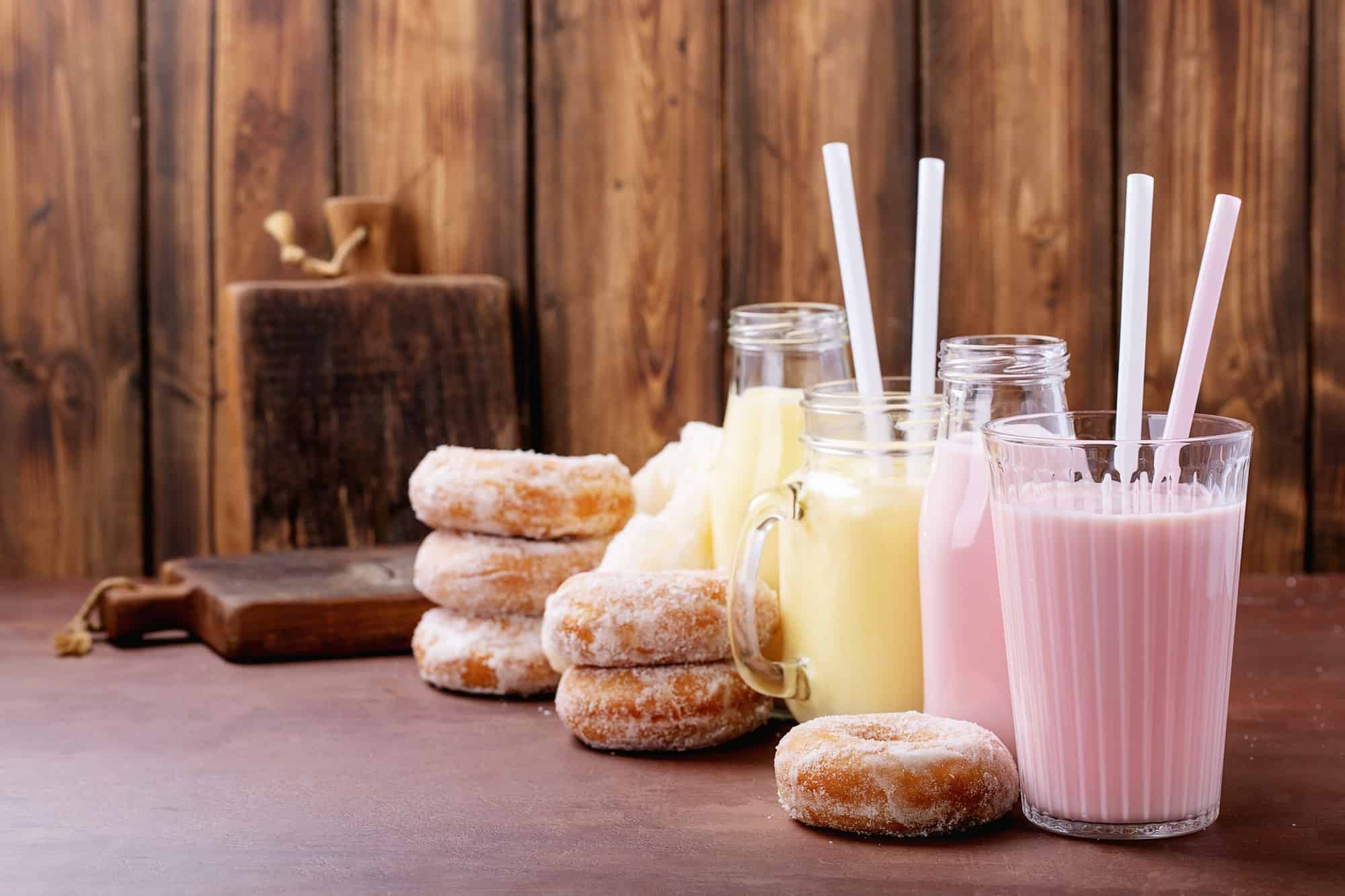 Sugar donuts served with milkshakes