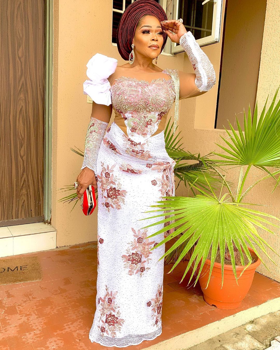 Shaffy Bello- Rocking A Chic Outfit 