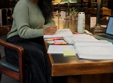 Cute Library Photo Pose Ideas You'll Love