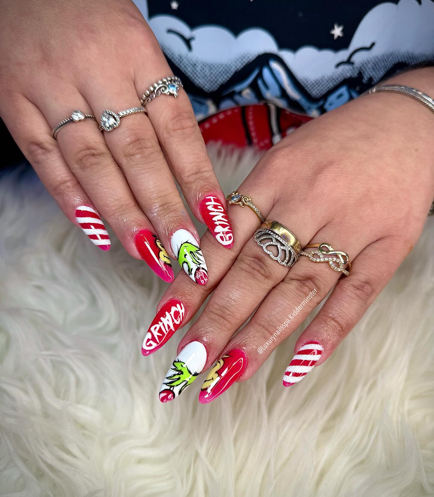 Lettering Red Grinch Nails