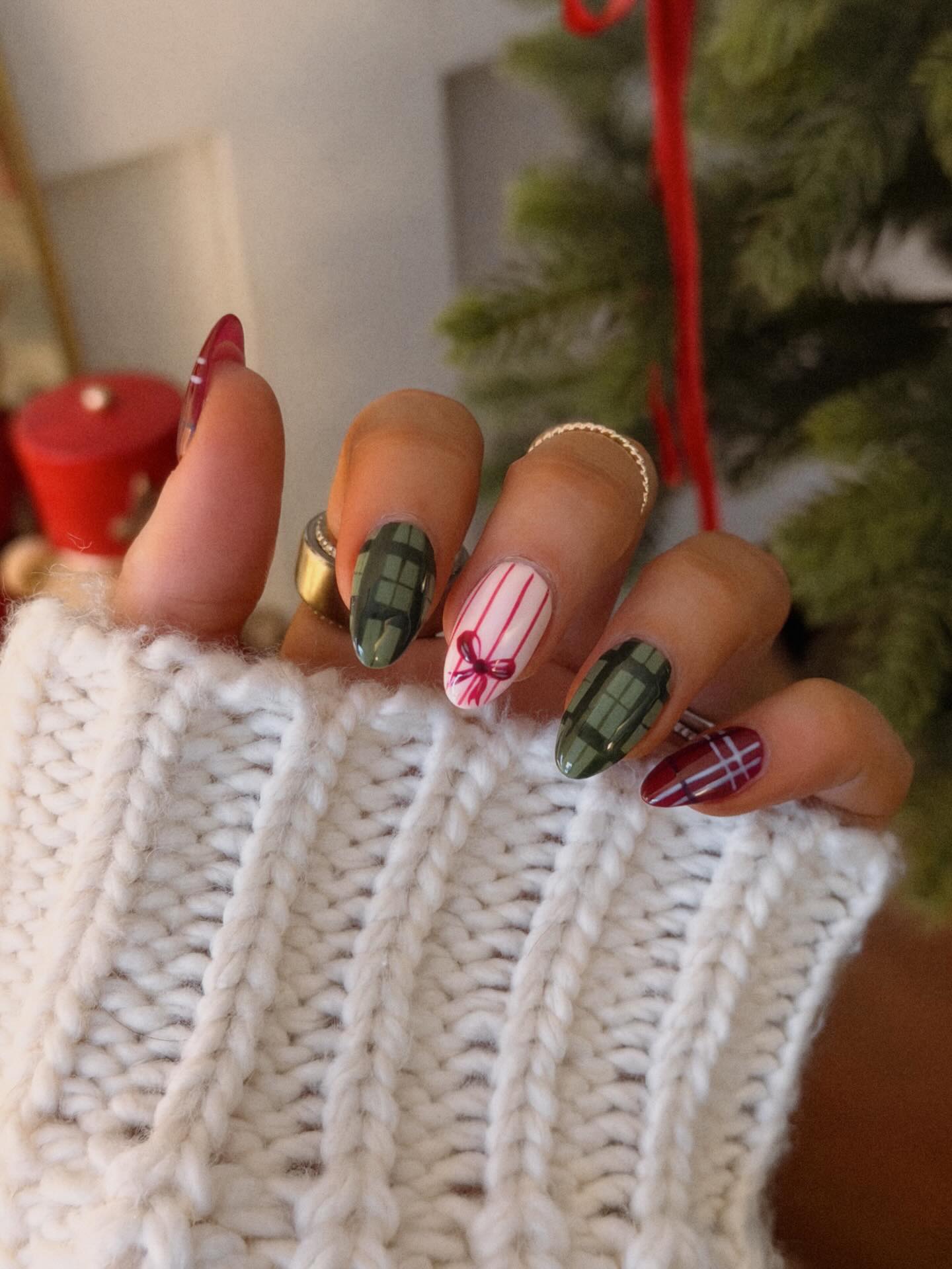 Short Christmas Plaid Nails